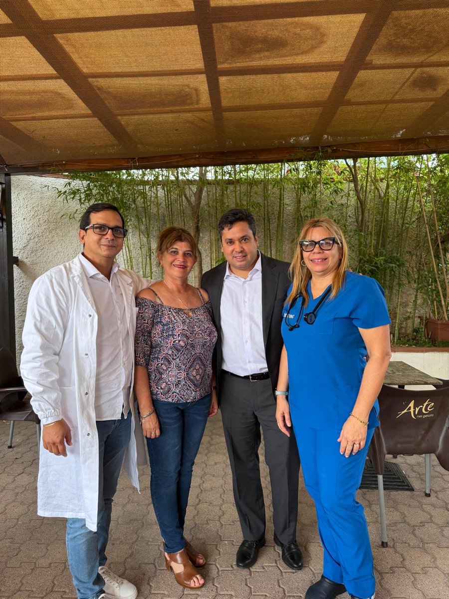 cubacooperait's tweet photo. Sostiene el excelentísimo embajador de Cuba Jorge Luis Cepero Aguilar, fraterno encuentro con colaboradores médicos que contribuyen solidarimente a la sanidad de Calabria desde el hospital de Soverato, Catanzaro. #CubaPorLaSalud #CubaCoopera https://t.co/CkLnZqzPhH