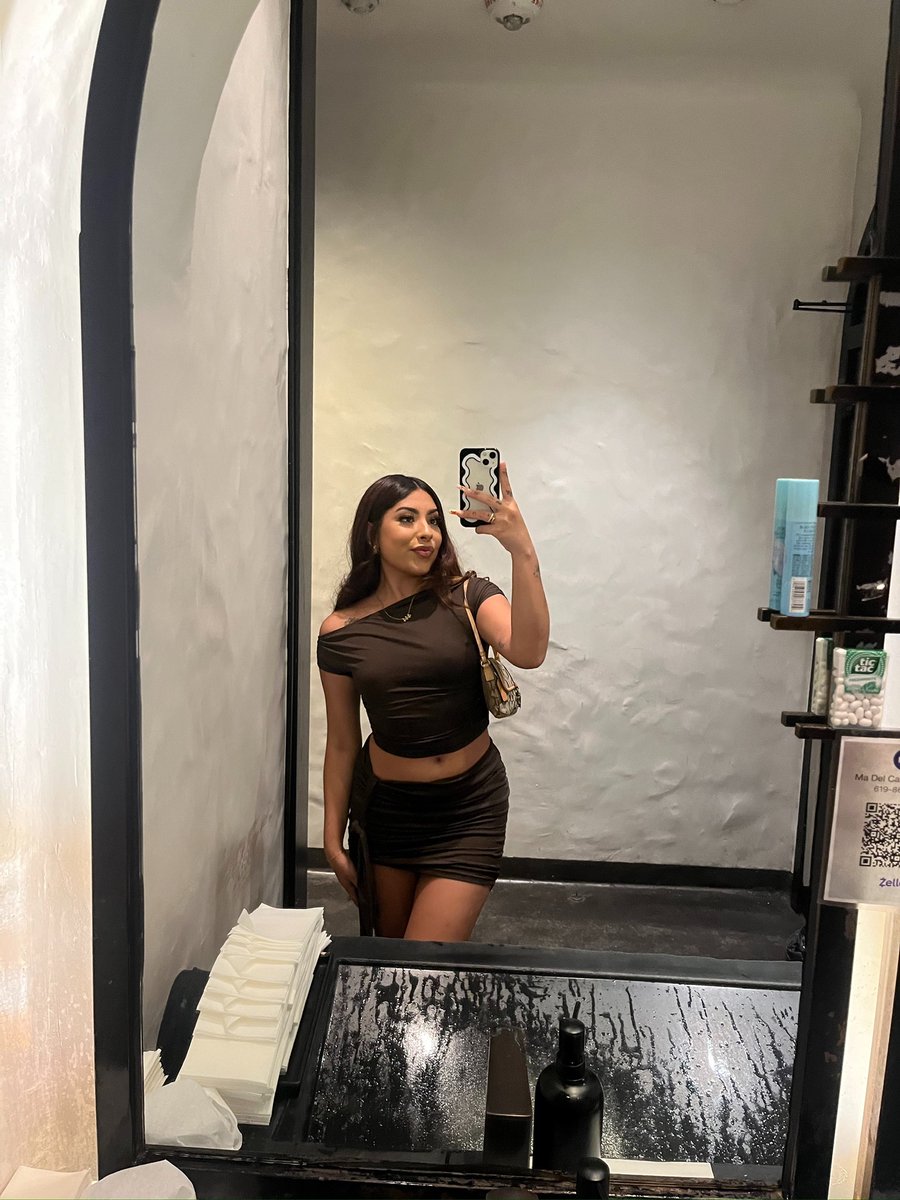 Adri__luv's tweet photo. night out https://t.co/Qygmg4ZCSZ