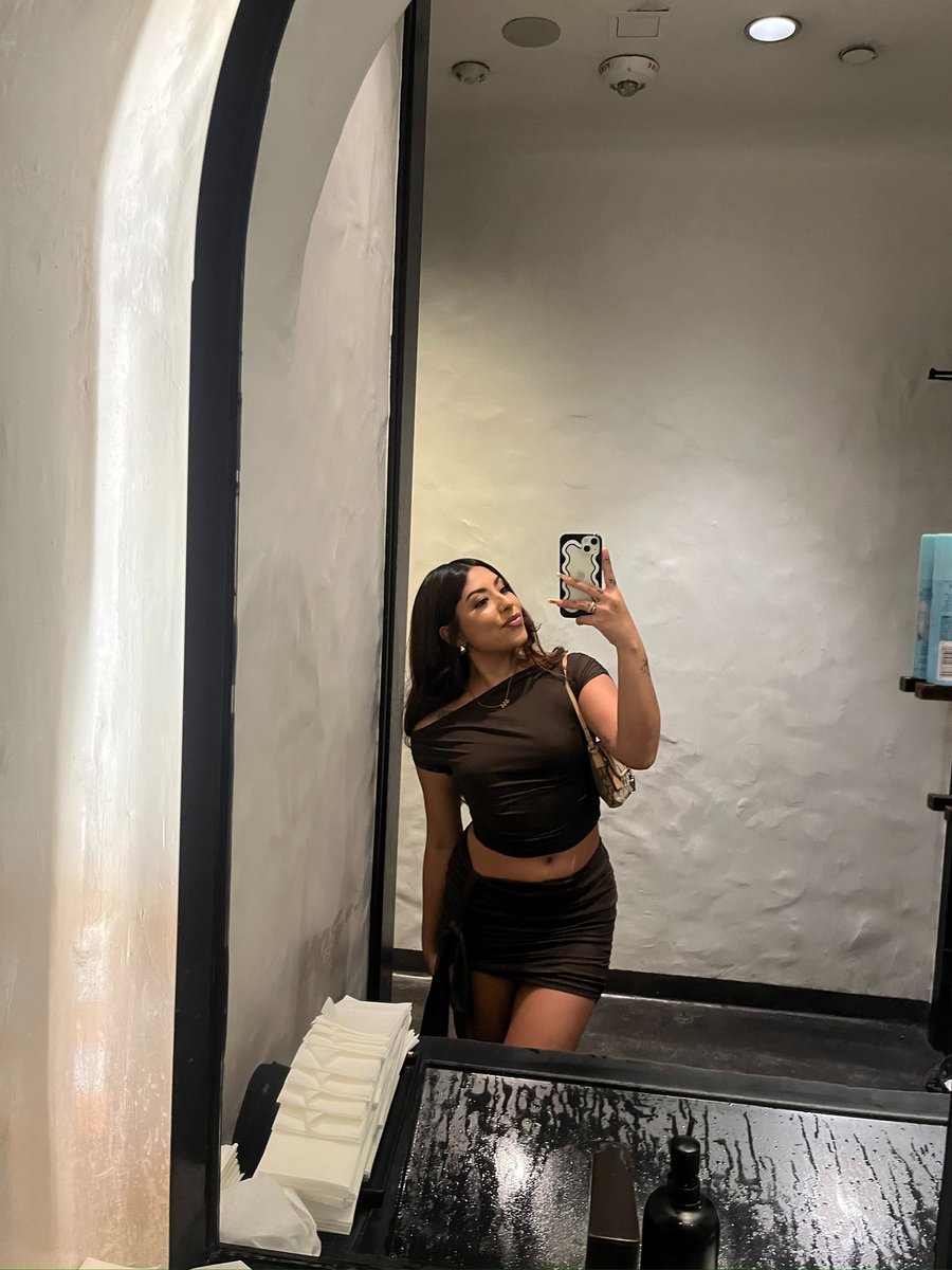 Adri__luv's tweet photo. night out https://t.co/Qygmg4ZCSZ