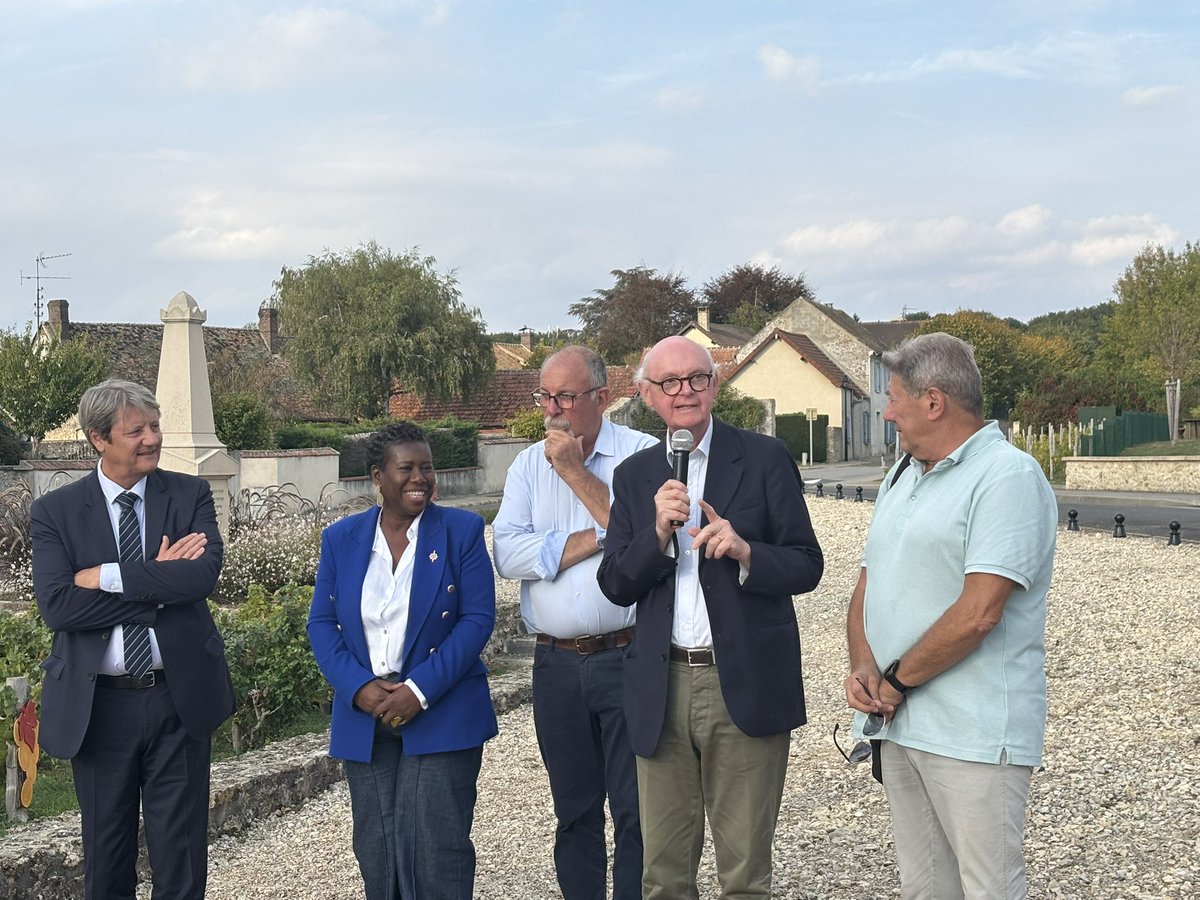 EPYvelines's tweet photo. Les vendanges, une tradition qui rassemble !

@PStefanini78, conseiller départemental du canton, représentait @pierre_bedier, président du Conseil départemental des Yvelines, à l’occasion de la traditionnelle Fête des vendanges de #Tacoignières.
 
Un rendez-vous placé sous le signe de la convivialité et du partage, qui fait vivre les traditions et le patrimoine de notre territoire. 🍇

#Yvelines #Tacoignières #FêteDesVendanges