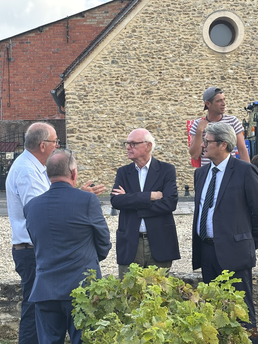 EPYvelines's tweet photo. Les vendanges, une tradition qui rassemble !

@PStefanini78, conseiller départemental du canton, représentait @pierre_bedier, président du Conseil départemental des Yvelines, à l’occasion de la traditionnelle Fête des vendanges de #Tacoignières.
 
Un rendez-vous placé sous le signe de la convivialité et du partage, qui fait vivre les traditions et le patrimoine de notre territoire. 🍇

#Yvelines #Tacoignières #FêteDesVendanges