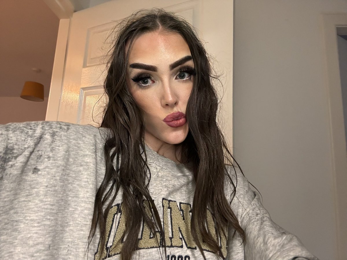 westsidesoph's tweet photo. it was sunny when i left the house, as soon as i start walking it starts pouring rain then when i get home it stops chat am i cursed ???😭 alexa play ariana grande rain on me https://t.co/MOUL68gzW0