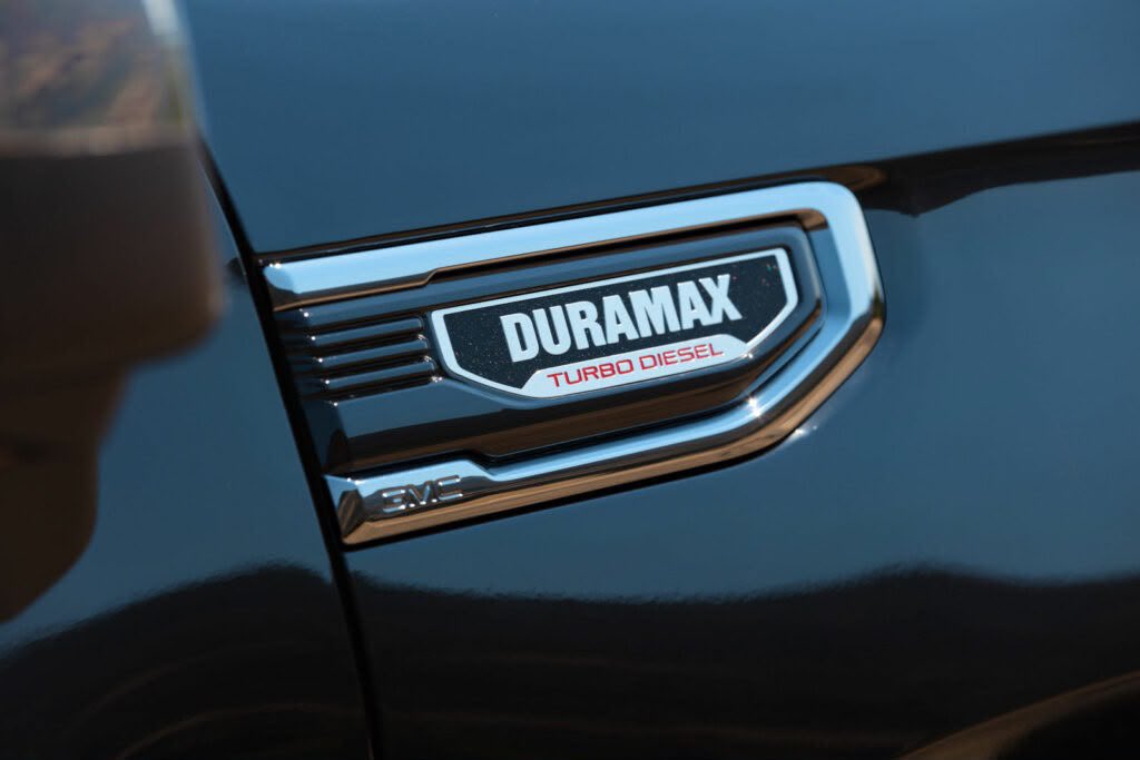 AutosyMas's tweet photo. GM prepara un nuevo Duramax 8.3 litros V8 turbodiésel para las Silverado HD y Sierra HD 2027. Bautizado como “Mongoose”, sustituirá al actual 6.6 litros, que entrega 470 hp y 975 lb-pie, apuntando a superar estas cifras. 
@GeneralMotorsMx #Duramax #SilveradoHD #SierraHD https://t.co/fBrTfJDhyw