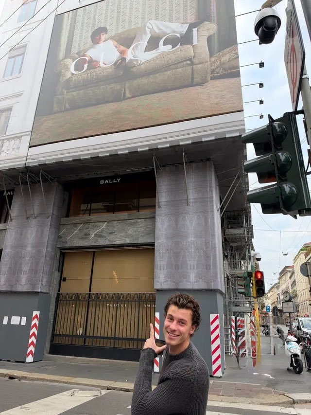 whyyoushawn's tweet photo. Shawn Mendes on billboard with himself
2016 // 2026 https://t.co/8oI1U1DbeX