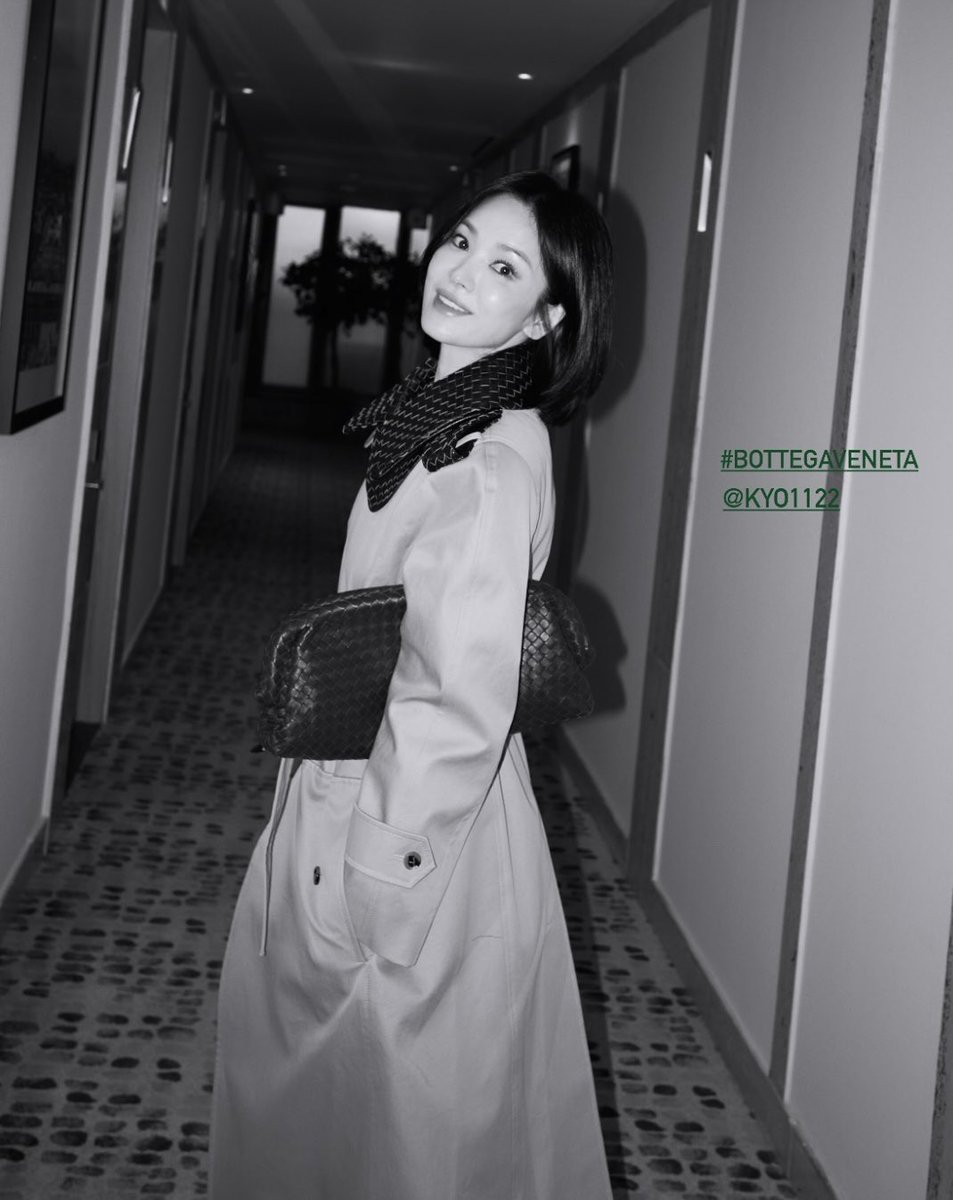 novvname's tweet photo. ㅅㅂ어떡해  오셧어..   보테가혜교넴  진짜너뮤어른여자야 https://t.co/CuPZA94gIq