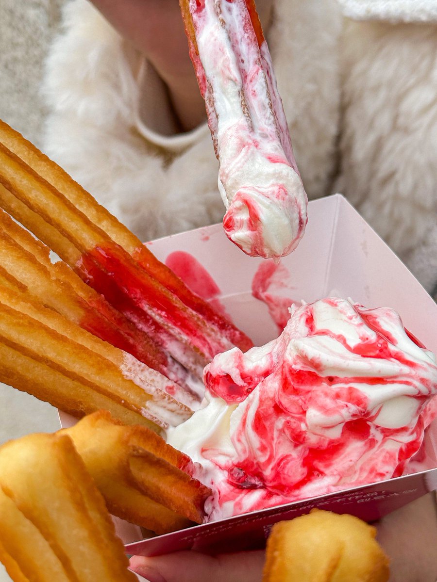 DarleneKit5c's tweet photo. Churros crujientes con chocolate caliente, el snack callejero que siempre alegra el día — imperdible para un antojo rápido! https://t.co/bBsqZ44i8C
