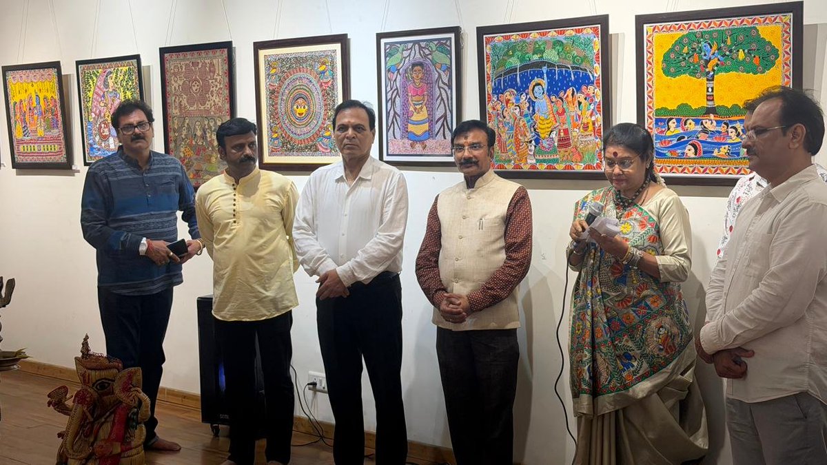 CCRTNewDelhi's tweet photo. @MinOfCultureGoI @gssjodhpur @Rao_InderjitS कलाकारों से संवाद कर उनकी सृजनात्मक अभिव्यक्तियों की सराहना की। प्रदर्शनी भारतीय लोक एवं पारंपरिक कला की समृद्ध विविधता और सांस्कृतिक विरासत को सुंदर रूप में प्रस्तुत करती है।
#CCRT #MinistryOfCulture #SanskarBharati #RangManjusha #IndianArt #FolkArt #TraditionalArt https://t.co/dQqSpfJNZ8