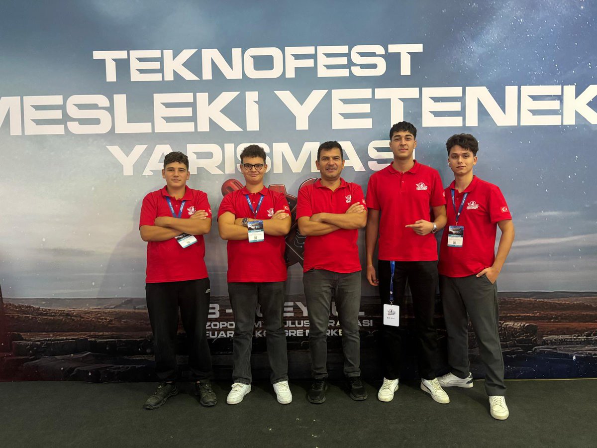 SakaryaValiligi's tweet photo. TEKNOFEST 2026 kapsamında Diyarbakır’da gerçekleştirilen Mesleki Yetenek Yarışmasında Sakarya’dan büyük başarı!

⚡ Elektrik Kumanda Panosu Tasarımı ve Uygulama Kategorisi – Lise Seviyesinde, Kaynarca Seyfettin Selim Mesleki ve Teknik Anadolu Lisesi Türkiye birincisi oldu!

🥇 Türkiye 1.’si

Başarıya imza atan öğrencilerimiz Emin Efe Uludüz, Hamza Ateş, Deniz Aslıyüce ve Utku Sarıhan ile danışman öğretmenimiz Ahmet Gürcan’ı tebrik ediyor, başarılarının devamını diliyoruz.

🚀 TEKNOFEST heyecanı Şanlıurfa’da farklı kategorilerde devam ediyor.

Sakarya’dan yeni başarılar bekliyor, yarışmalara katılan tüm öğrencilerimize başarılar diliyoruz.

Sakarya’mızla gurur duyuyoruz! 🇹🇷