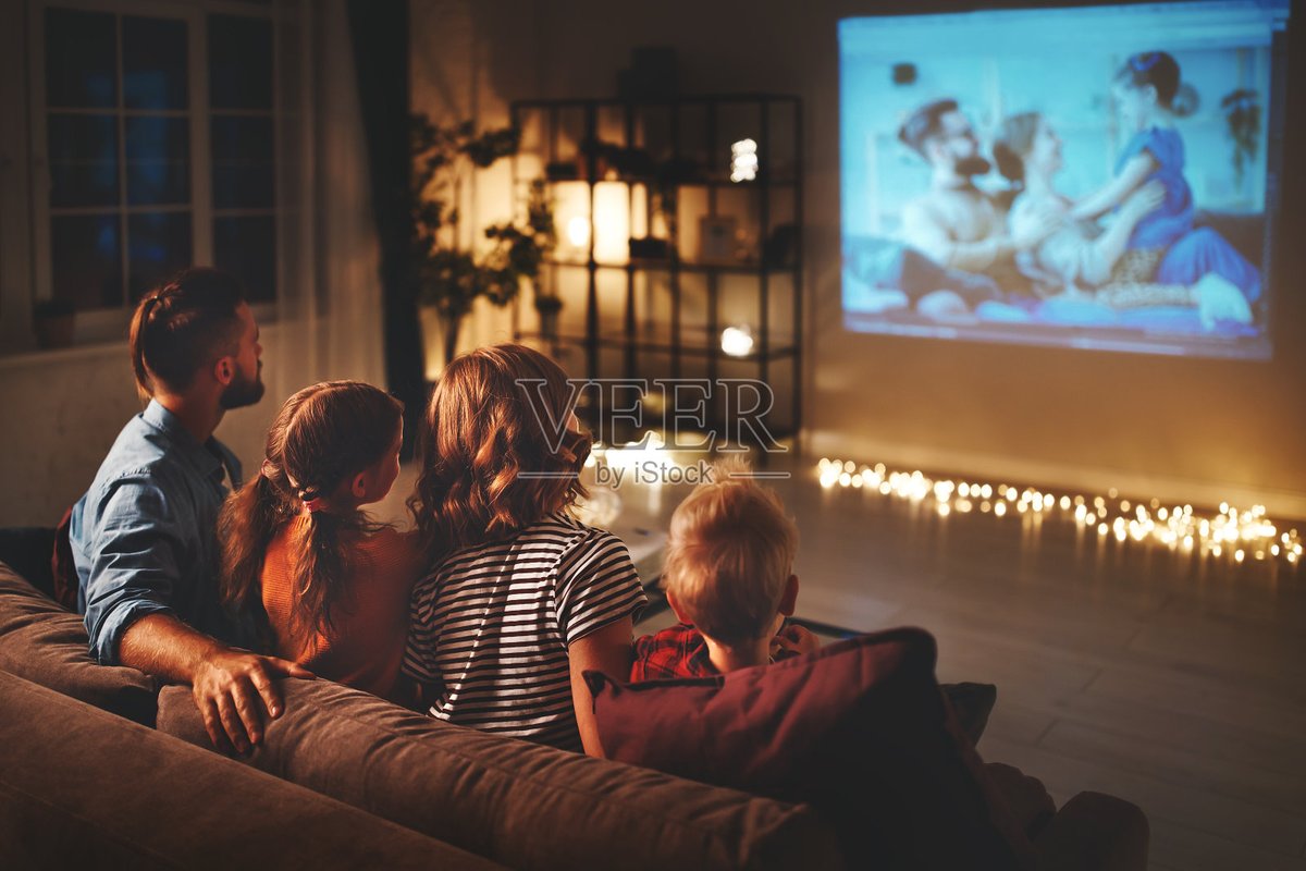 Halsteadrbs's tweet photo. Noche de películas en casa con mis padres y mi perrito, risas y palomitas https://t.co/pJm89K88Wr