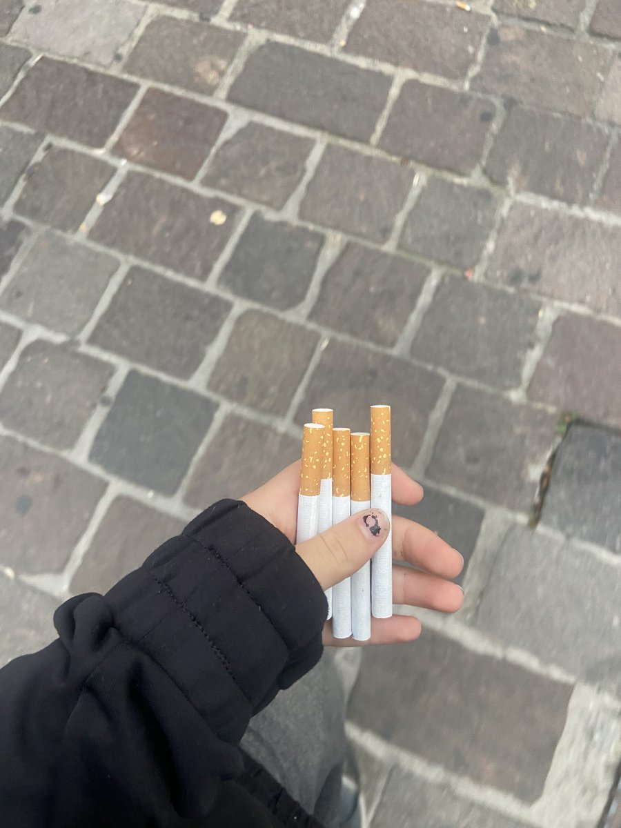 korisleeps's tweet photo. left my friends to get cigarettes #fakefriend https://t.co/S1nFnUKfiV