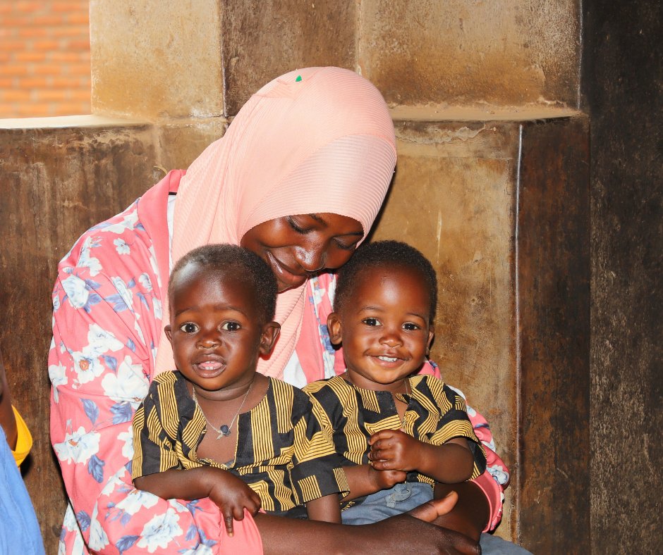 CatholicRelief's tweet photo. In Malawi, food shortages are putting thousands of young children at risk of malnutrition. Through local health clinics and government partners, CRS is providing nutrition treatment, screenings and counseling. Since February, 13,000+ children enrolled and 4,400+ recovered. https://t.co/frvm55u2sX