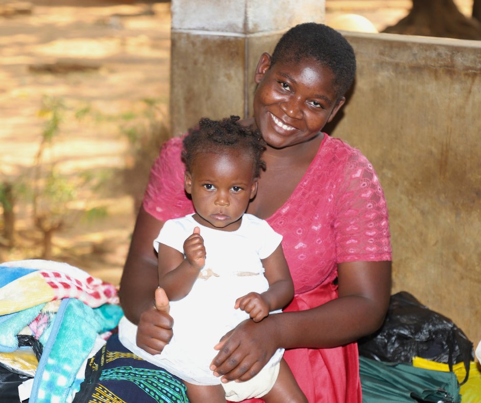 CatholicRelief's tweet photo. In Malawi, food shortages are putting thousands of young children at risk of malnutrition. Through local health clinics and government partners, CRS is providing nutrition treatment, screenings and counseling. Since February, 13,000+ children enrolled and 4,400+ recovered. https://t.co/frvm55u2sX