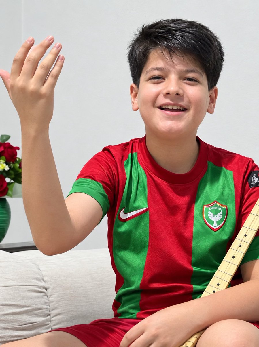 MadeinKurdsh's tweet photo. AMEDSPOR ŞARKISI SÖYLEDİ, HESAPLARI KAPATILDI

11 yaşındaki Rohan Sefo’nun, Amedspor’un Beşiktaş galibiyeti sonrası söylediği “De Lêxe Amedspor” şarkısının ardından sosyal medya hesapları kapatıldı. https://t.co/7FBpZBUXH6