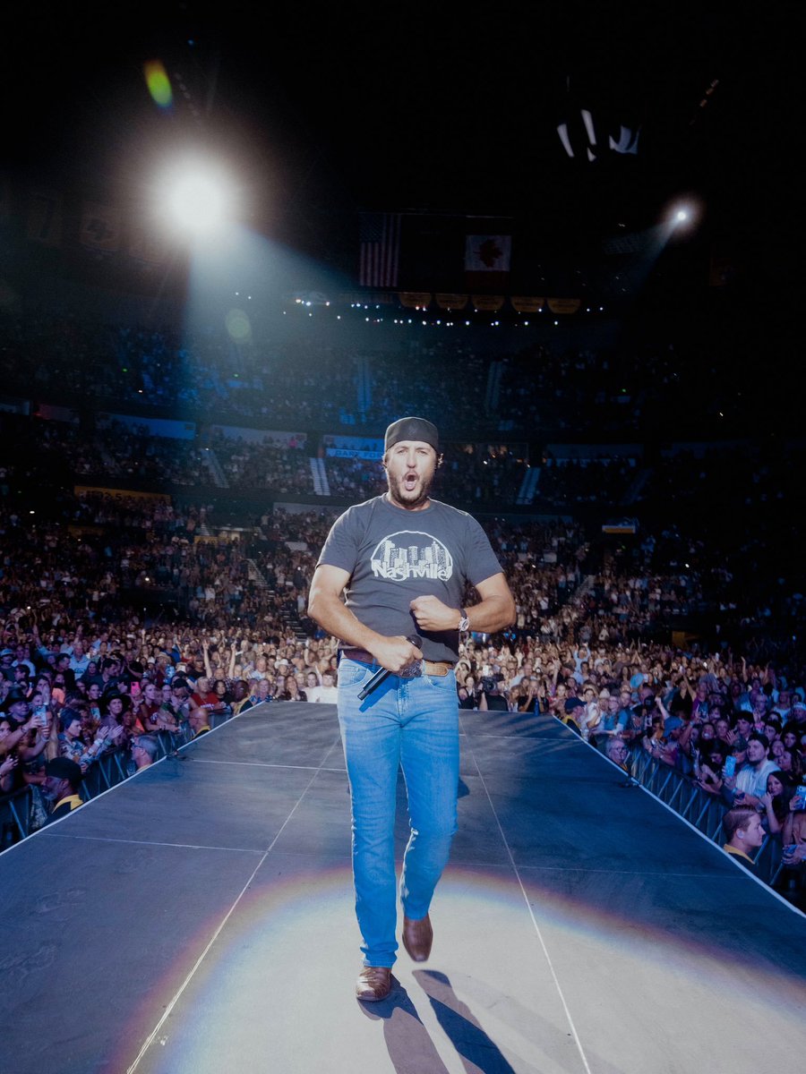 LukeBry21043485's tweet photo. Nashville, you’re too good to me. Thank you to the fans and to my friends @jasonaldean @dariusrucker @carrieunderwood @chrisstapleton @dierksbentley @kanebrown for making last night an unforgettable one. https://t.co/pfyetdOVtg