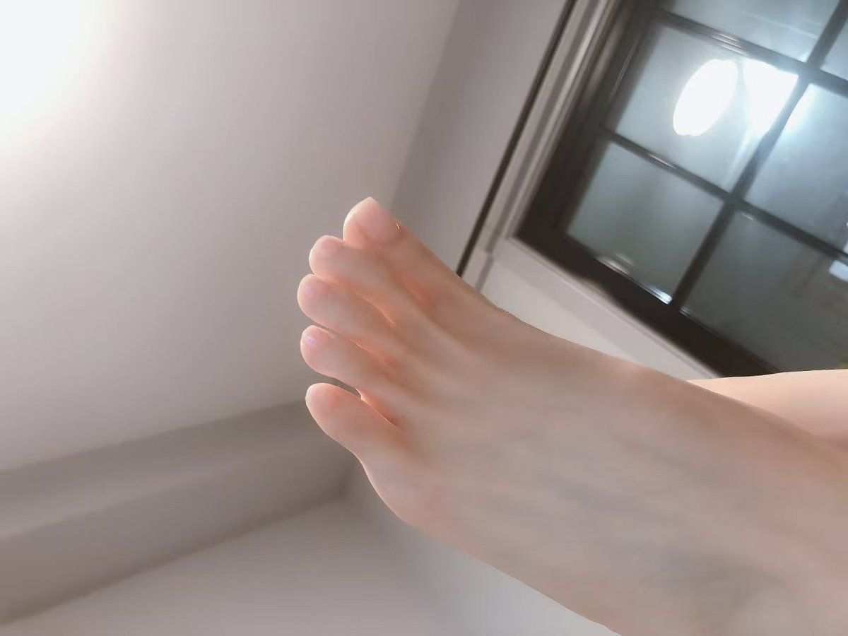 SilvaMaury32's tweet photo. 妈妈今天的脚简直是洁白如玉 ，第一个能看到的狗简直真是有福 https://t.co/1ojPTuUwfR
