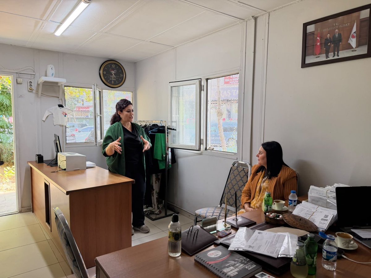 hatice_atan73's tweet photo. 📍Diyarbakır | Yenişehir-Ofis

❝Muhtar olunca mahalleli benim ailem oldu❞

Kooparifler Mahalle Muhtarımız Fatma Kantar ile bir araya gelmenin mutluluğunu yaşadık.

Kadın muhtarımız hayatın ve siyasetin her alanında olduğu gibi hassasiyetle, incelikle ve büyük emekle vatandaşlarımızın meselelerine çözüm üretmek üzere vazifesini yapıyor. 

Mahallelerimizin huzuru, birlik ve beraberliği için fedakârca çalışan muhtarlarımızın emeği her türlü takdirin üzerindedir.

Yerel yönetimlerde emeğiyle fark yaratan kadın muhtarlarımıza kolaylıklar diliyorum.

@mustafaciftcitr
@vali_zorluoglu
@MahinurOzdemir
@tugbaisikercan
@hasandogan
@turanbulent
@kubrayigitbasi