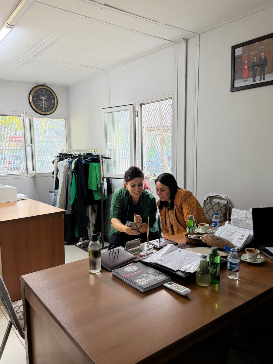 hatice_atan73's tweet photo. 📍Diyarbakır | Yenişehir-Ofis

❝Muhtar olunca mahalleli benim ailem oldu❞

Kooparifler Mahalle Muhtarımız Fatma Kantar ile bir araya gelmenin mutluluğunu yaşadık.

Kadın muhtarımız hayatın ve siyasetin her alanında olduğu gibi hassasiyetle, incelikle ve büyük emekle vatandaşlarımızın meselelerine çözüm üretmek üzere vazifesini yapıyor. 

Mahallelerimizin huzuru, birlik ve beraberliği için fedakârca çalışan muhtarlarımızın emeği her türlü takdirin üzerindedir.

Yerel yönetimlerde emeğiyle fark yaratan kadın muhtarlarımıza kolaylıklar diliyorum.

@mustafaciftcitr
@vali_zorluoglu
@MahinurOzdemir
@tugbaisikercan
@hasandogan
@turanbulent
@kubrayigitbasi
