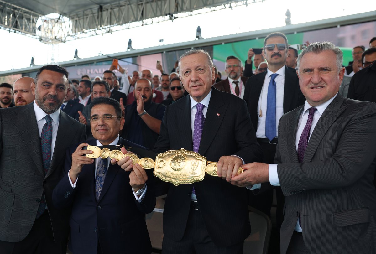 RTErdogan's tweet photo. 57 yıllık aranın ardından ilk kez düzenlenen Yağlı Güreş Cumhurbaşkanlığı Kupası’nın hayırlara vesile olmasını diliyorum.

Kupayı kazanan Orhan Okulu başta olmak üzere ikinci olan Mustafa Taş’ı ve er meydanında ter döken tüm pehlivanlarımızı tebrik ediyorum.                      

Gerek Türkiye Yağlı Güreş Ligi’nde gerekse Cumhurbaşkanlığı Kupası’nda yarışan pehlivanlarımız, millî kimliğimizin nişanelerinden olan bu sporu yarınlara taşıma noktasında önemli bir misyonu yerine getiriyor.

Gücü akılla, cesareti ahlakla birleştiren tüm pehlivanlarımız, farklı yaş gruplarında kol bağlayan genç güreşçilerimize de örnek oluyor.

İnşallah hep birlikte güreşte elde ettiğimiz madalyalara dünya çapında yenilerini ekleyeceğiz.