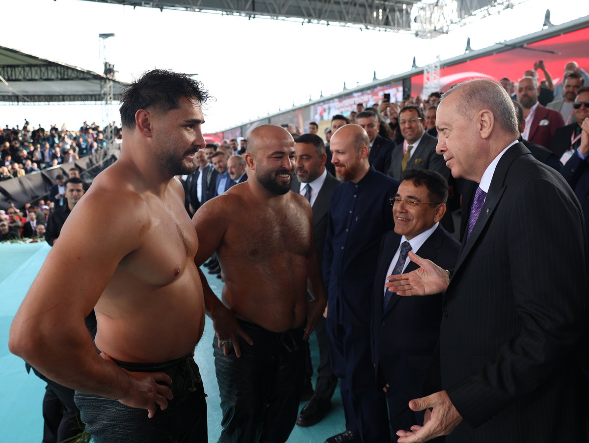 RTErdogan's tweet photo. 57 yıllık aranın ardından ilk kez düzenlenen Yağlı Güreş Cumhurbaşkanlığı Kupası’nın hayırlara vesile olmasını diliyorum.

Kupayı kazanan Orhan Okulu başta olmak üzere ikinci olan Mustafa Taş’ı ve er meydanında ter döken tüm pehlivanlarımızı tebrik ediyorum.                      

Gerek Türkiye Yağlı Güreş Ligi’nde gerekse Cumhurbaşkanlığı Kupası’nda yarışan pehlivanlarımız, millî kimliğimizin nişanelerinden olan bu sporu yarınlara taşıma noktasında önemli bir misyonu yerine getiriyor.

Gücü akılla, cesareti ahlakla birleştiren tüm pehlivanlarımız, farklı yaş gruplarında kol bağlayan genç güreşçilerimize de örnek oluyor.

İnşallah hep birlikte güreşte elde ettiğimiz madalyalara dünya çapında yenilerini ekleyeceğiz.