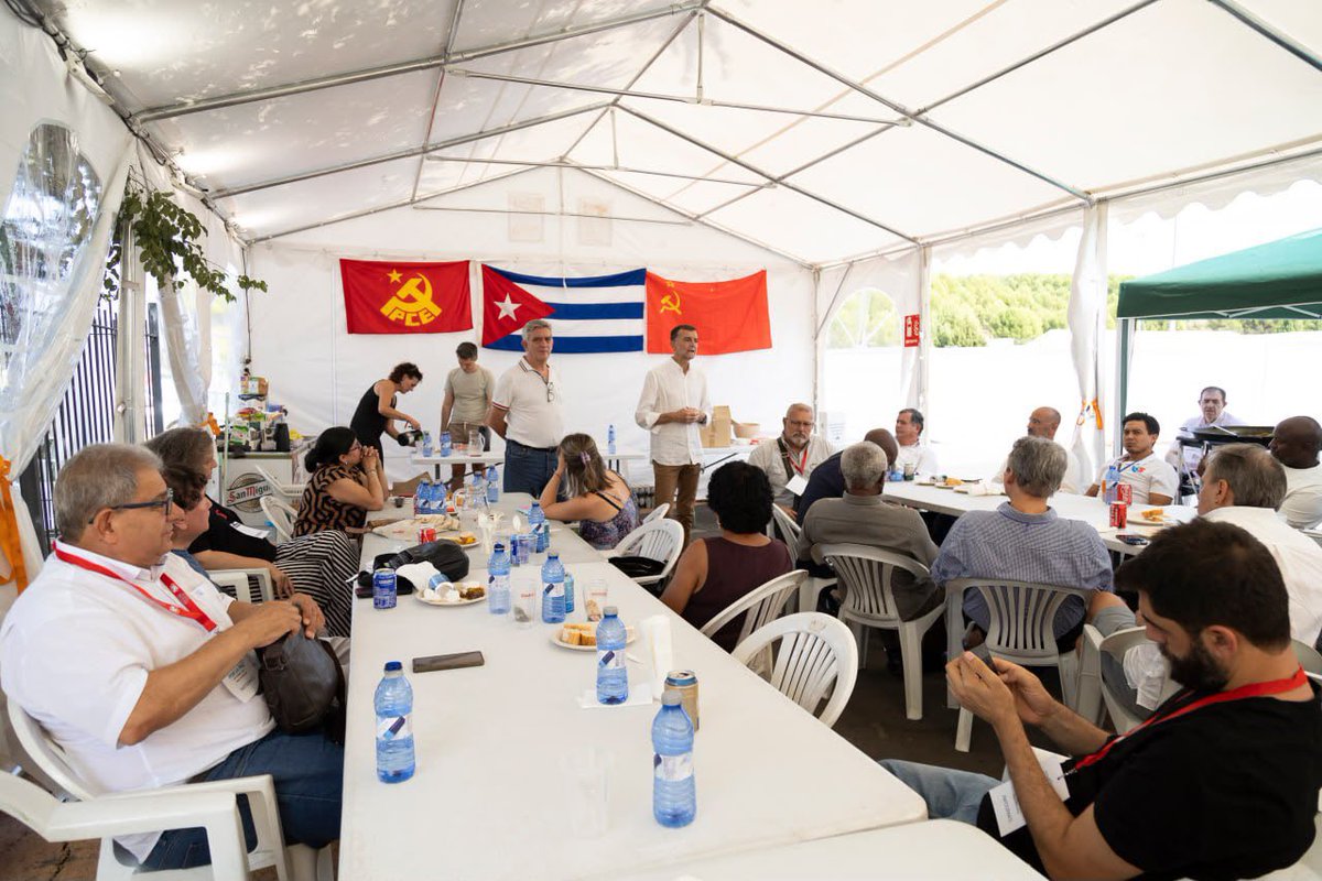 RC5Europa's tweet photo. 🇪🇨✊ RC5 presente en la Fiesta del PCE.

En las jornadas compartimos nuestra preocupación por la situación política de Ecuador y la importancia de fortalecer el diálogo y acompañamiento institucional en España y Europa.

¡Gracias a @MailloAntonio, @IzquierdaUnida y @elpce ! https://t.co/ljEzOSoEXw