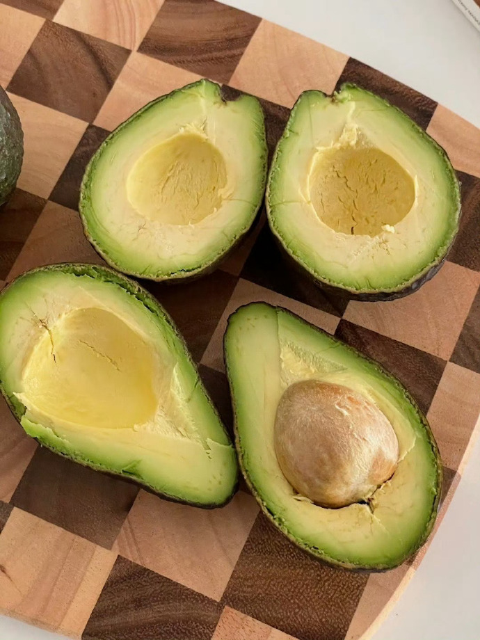 TomikoAdanme's tweet photo. Probando el aguacate hass local de mercado! Cremoso, dulce y sin semillas grandes. Ideal para tostadas o guacamole. https://t.co/G3QM13ijH2
