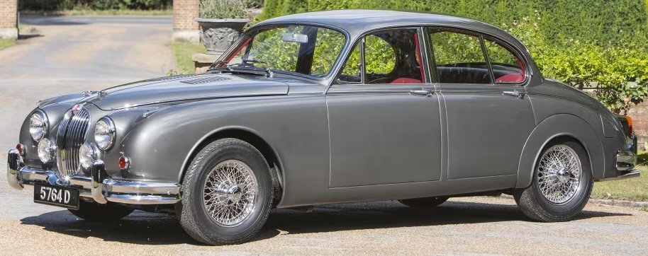 UltimativCars's tweet photo. (Background knowledge)
The #Jaguar #Mark2 (1959-69) was called as such until '69, before being renamed 240 (2.4L), 340 (3.4L) & 380 (3.8L🇺🇸) in '67, to minimize any potential misunderstandings w/ other 2nd-gens.
In total, 83.976 #Mk2|s & 7.246 240/340 (incl. 12 380s) were made. https://t.co/XMF2y2V0MC