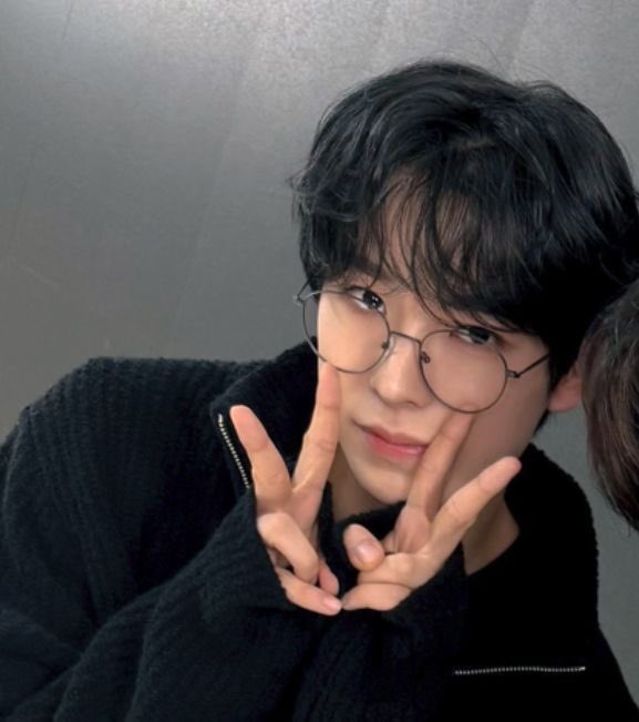 yushistars's tweet photo. black hair yushi with glasses 🖤😍 https://t.co/9ZZd9jQWwr