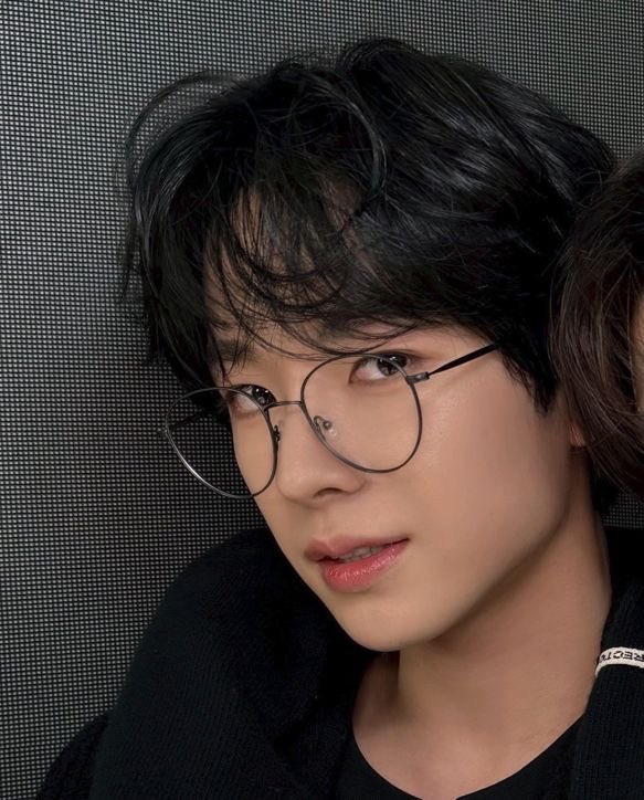 yushistars's tweet photo. black hair yushi with glasses 🖤😍 https://t.co/9ZZd9jQWwr