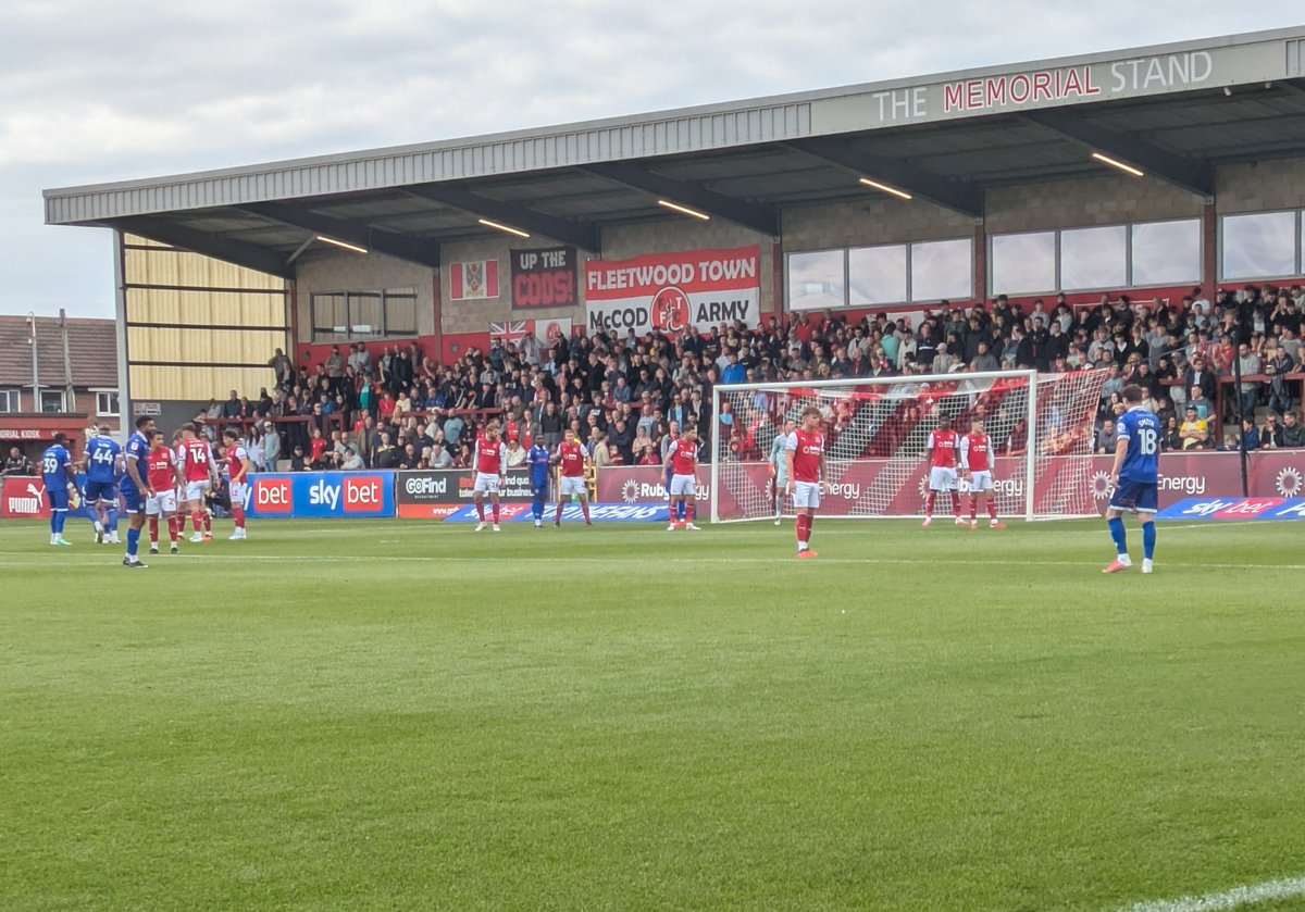 Shulse14's tweet photo. #efl League Two.
Fleetwood Town 1 Rochdale 2.
Rochdales defence superbly marshalled by Aden Flint earns them 3 points after their fast start to the game. #rochdaleafc https://t.co/xXnjLkqUsM