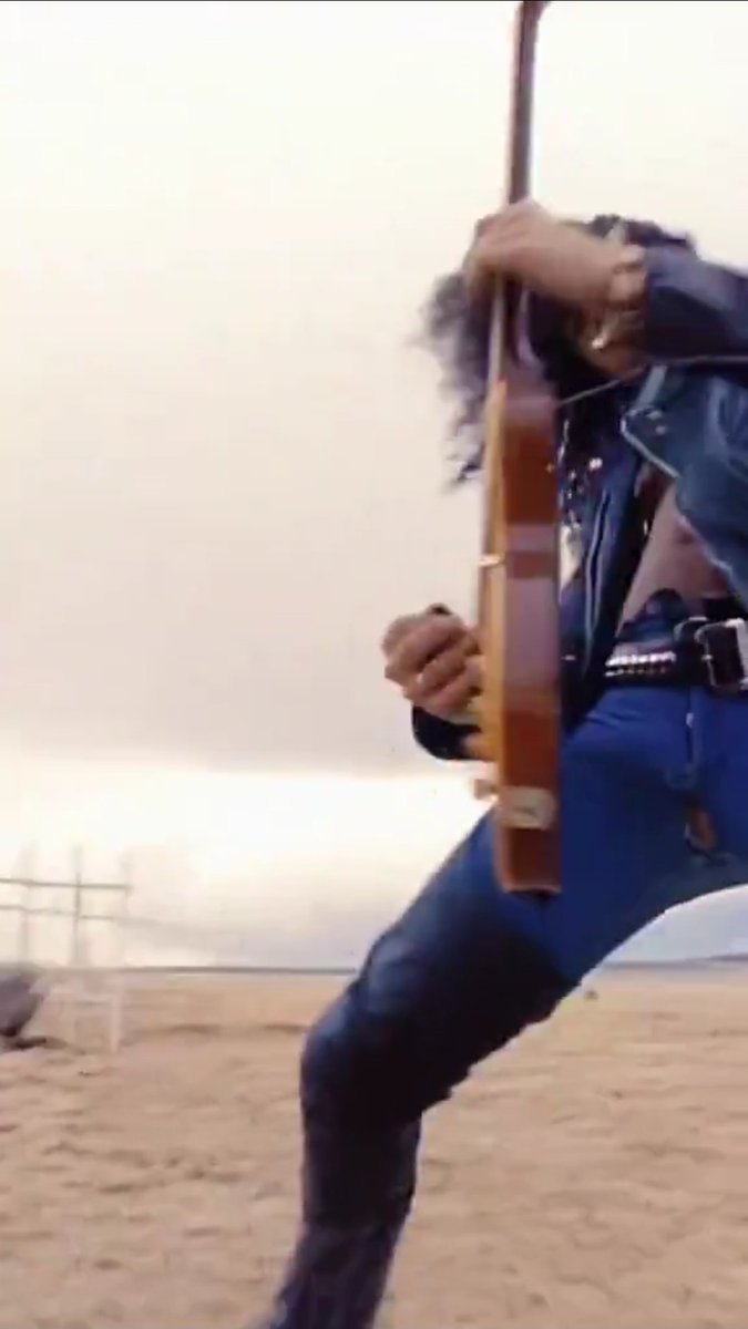 malematenteando's tweet photo. @OscarBarbera7 Eu nunca tinha reparado a calça do Slash rasgada nos 0:49 desse vídeo. https://t.co/7o3hmx2D59
