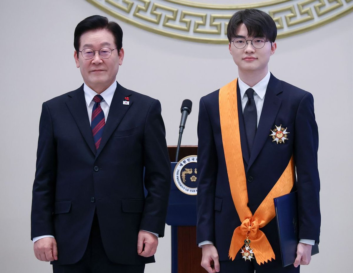 seegcholover's tweet photo. Guess you've mostly seen koreans  through kpop and kdramas but our politicians and athletes also have pale skin. Are you going to say all these koreans went through thousand procedures and each camera that took pics of them somehow applied snow white filters only on koreans?? https://t.co/klvUGL9Bgd