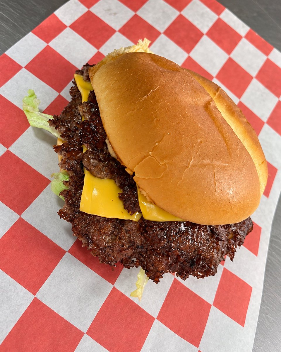 PoundtownSmash's tweet photo. Those crispy edges deserve a close-up. 👀🍔

This is how we smash at Poundtown.

📍 Canby Beer Library https://t.co/EsfeLC6d9N