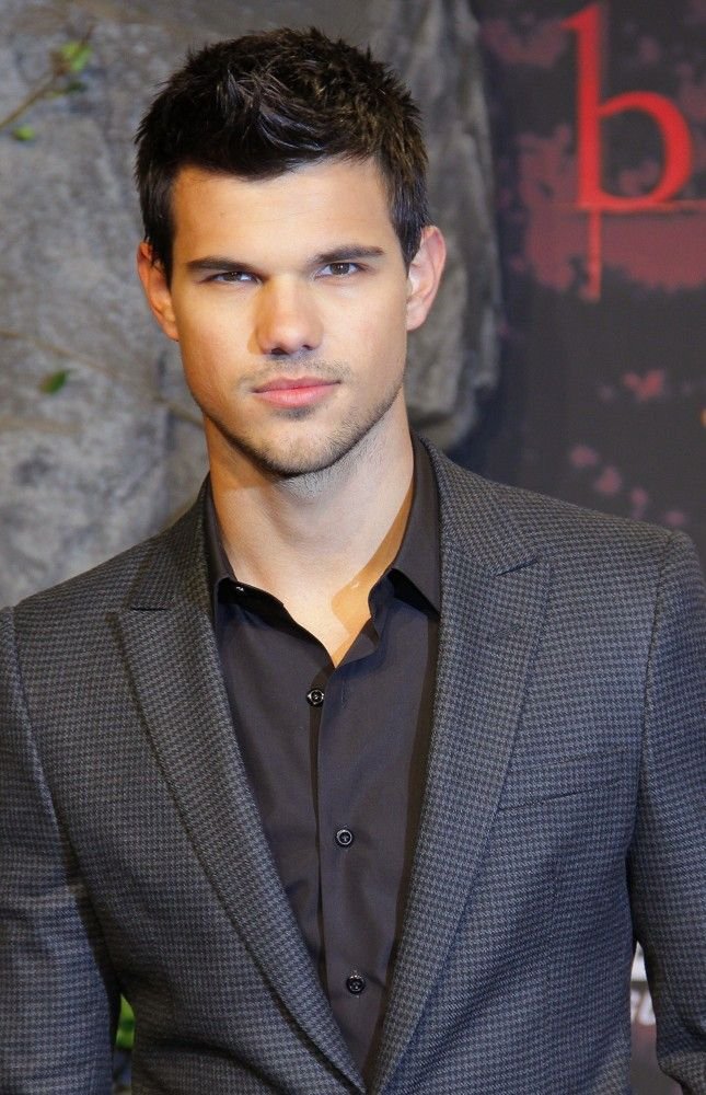 EmirDelicc's tweet photo. Taylor Lautner just entered a completely new chapter. From teen-heartthrob memories to becoming a dad — time really moves faster than we realize. ❤️
#TaylorLautner #Hollywood https://t.co/NteoqBlrlT