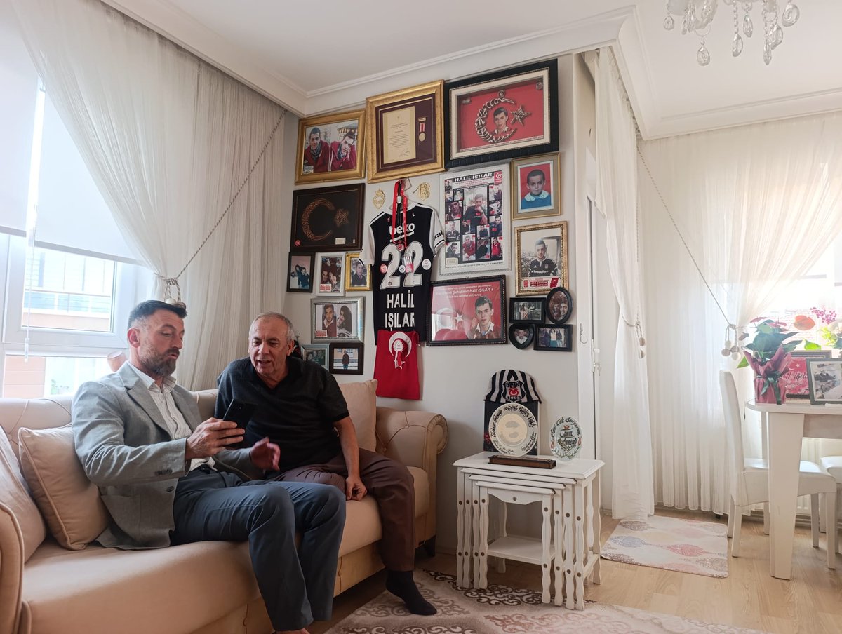 KaanSSimsekk's tweet photo. Şehidimiz Halil IŞILAR'ın kıymetli ailesine misafir, hoş sohbetlerine ortak olduk. Vatan için ödenen bedel, yitip giden hayat evlat olunca acısı dinmiyor. Vatansever Şehit ailemize Milletiniz adına şükranlarımızı sunar. Misafirperverlikleri için teşekkür ederiz. https://t.co/X9DpSFBSF0