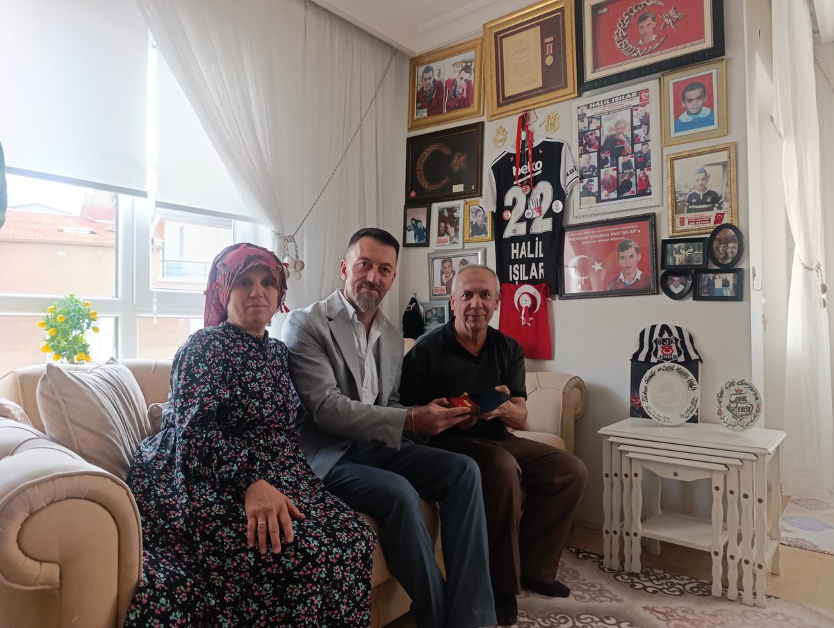 KaanSSimsekk's tweet photo. Şehidimiz Halil IŞILAR'ın kıymetli ailesine misafir, hoş sohbetlerine ortak olduk. Vatan için ödenen bedel, yitip giden hayat evlat olunca acısı dinmiyor. Vatansever Şehit ailemize Milletiniz adına şükranlarımızı sunar. Misafirperverlikleri için teşekkür ederiz. https://t.co/X9DpSFBSF0