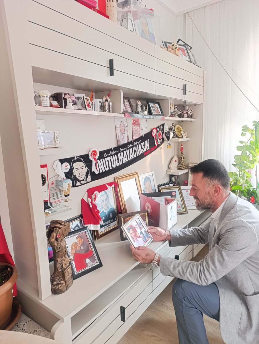 KaanSSimsekk's tweet photo. Şehidimiz Halil IŞILAR'ın kıymetli ailesine misafir, hoş sohbetlerine ortak olduk. Vatan için ödenen bedel, yitip giden hayat evlat olunca acısı dinmiyor. Vatansever Şehit ailemize Milletiniz adına şükranlarımızı sunar. Misafirperverlikleri için teşekkür ederiz. https://t.co/X9DpSFBSF0