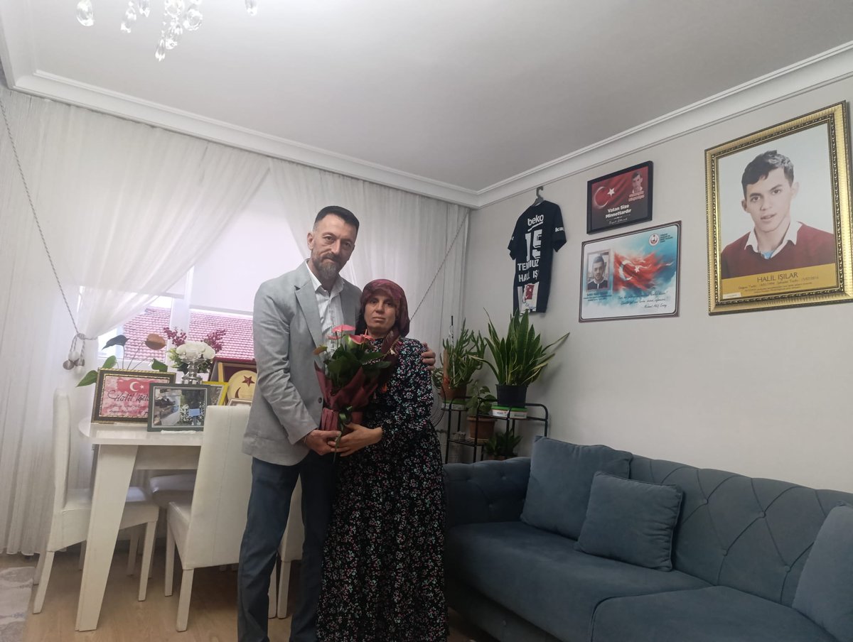 KaanSSimsekk's tweet photo. Şehidimiz Halil IŞILAR'ın kıymetli ailesine misafir, hoş sohbetlerine ortak olduk. Vatan için ödenen bedel, yitip giden hayat evlat olunca acısı dinmiyor. Vatansever Şehit ailemize Milletiniz adına şükranlarımızı sunar. Misafirperverlikleri için teşekkür ederiz. https://t.co/X9DpSFBSF0