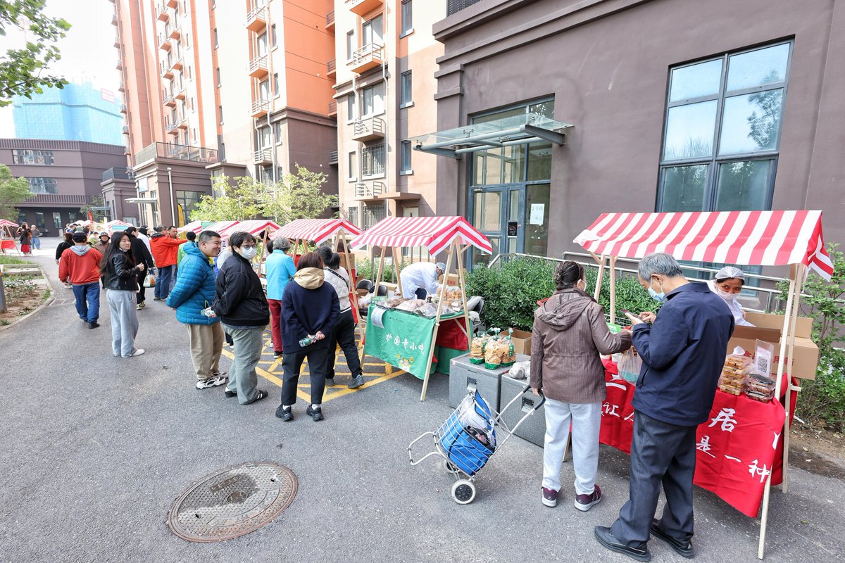 kathekiddlnuv's tweet photo. Ven este sábado a la feria de trueque vecinal en la plaza principal! Intercambia tus cosas, conoce a tus vecinos y disfruta de snacks gratuitos. Te esperamos de 10 a 14 horas. https://t.co/8IJZTIv5hZ