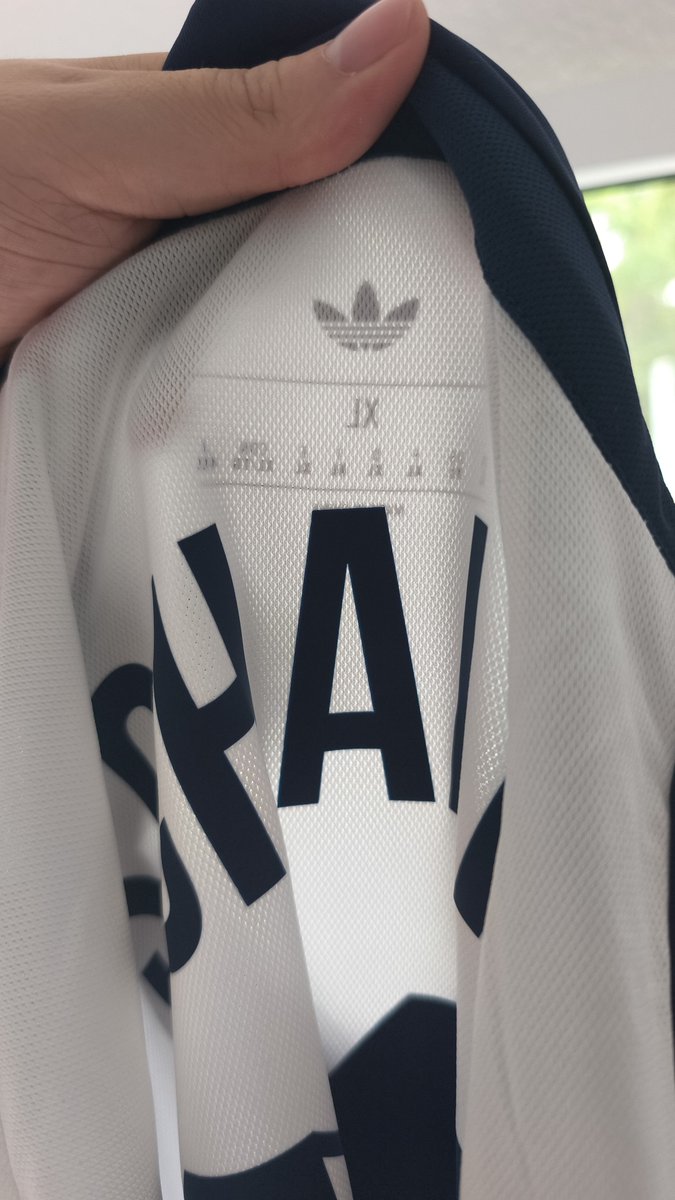 CedricRemmert's tweet photo. @Holgi1904 @pablinho1904 Halt dein Trikot ins Licht, und wenn die Größentabelle durchschimmert und der Flock bündig zum Strich ist, ist alles ok. Bei mir war es schief...,🫠 https://t.co/GeojaM6eRI