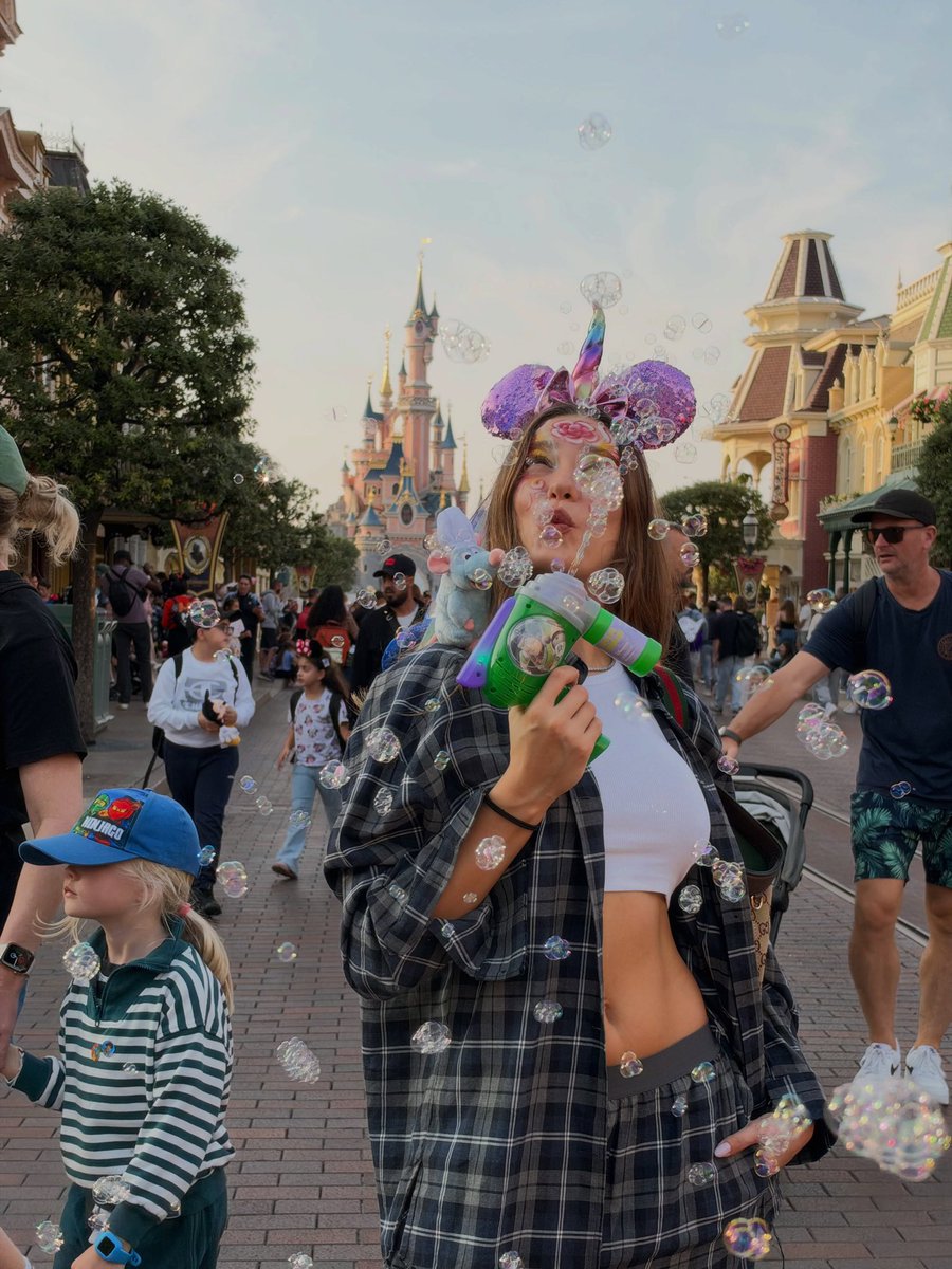 SrnySrkyssFan's tweet photo. Serenay Sarıkaya, Disneyland Paris ziyaretinden kareleri Instagram hesabından paylaştı💛 https://t.co/lyfUbYExHd