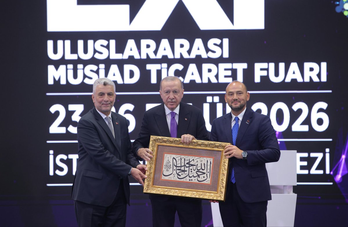 BurhanOzdemirTR's tweet photo. MÜSİAD EXPO 2026 Kapanış Programımızı, Cumhurbaşkanımız Sayın Recep Tayyip Erdoğan’ın (@RTErdogan) teşrifleriyle gerçekleştirdik.

Dört gün boyunca dünyanın dört bir yanından gelen iş insanlarını, ticari heyetleri ve yatırımcıları İstanbul’da buluşturduk; 150 binin üzerinde ziyaretçiye ulaşarak Türkiye’nin en büyük karma fuarı olarak ülkemizin üretim, ihracat ve ticari diplomasi gücünü bir kez daha kanıtladık. Yeni ortaklıklara, kalıcı dostluklara ve somut ticaret köprülerine zemin hazırlayan organizasyonumuzu milletimize yakışır bir başarıyla tamamladık.

İş dünyamıza her daim güç veren, vizyonu ve destekleriyle bizleri cesaretlendiren Sayın Cumhurbaşkanımıza şükranlarımı arz ediyor; organizasyonumuzda emeği geçen tüm yol arkadaşlarıma, kıymetli katılımcılarımıza ve ziyaretçilerimize teşekkür ediyorum.

—

We held the Closing Ceremony of MÜSİAD EXPO 2026, graced by the presence of our President, Mr. Recep Tayyip Erdoğan. Over the course of four days, we brought together business leaders, trade delegations, and investors from across the globe in Istanbul. 

With over 150,000 visitors at Türkiye's largest multi-sector trade fair, we once again demonstrated our nation's strength in production, exports, and commercial diplomacy. We successfully concluded this landmark event, which paved the way for new partnerships, enduring friendships, and concrete trade bridges, with an achievement befitting our nation.

I extend my heartfelt gratitude to our President for continuously empowering our business community and inspiring us with his vision and support; and I sincerely thank all my colleagues who contributed to this organization, as well as our esteemed exhibitors and visitors.