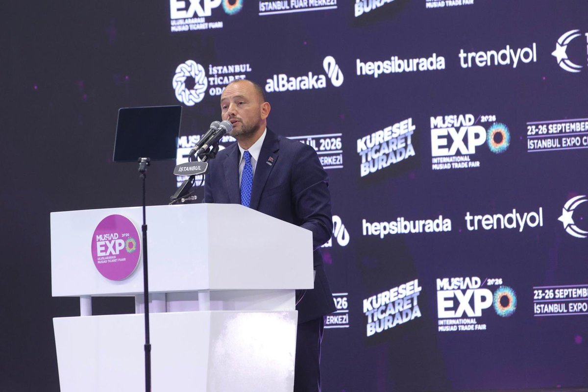 BurhanOzdemirTR's tweet photo. MÜSİAD EXPO 2026 Kapanış Programımızı, Cumhurbaşkanımız Sayın Recep Tayyip Erdoğan’ın (@RTErdogan) teşrifleriyle gerçekleştirdik.

Dört gün boyunca dünyanın dört bir yanından gelen iş insanlarını, ticari heyetleri ve yatırımcıları İstanbul’da buluşturduk; 150 binin üzerinde ziyaretçiye ulaşarak Türkiye’nin en büyük karma fuarı olarak ülkemizin üretim, ihracat ve ticari diplomasi gücünü bir kez daha kanıtladık. Yeni ortaklıklara, kalıcı dostluklara ve somut ticaret köprülerine zemin hazırlayan organizasyonumuzu milletimize yakışır bir başarıyla tamamladık.

İş dünyamıza her daim güç veren, vizyonu ve destekleriyle bizleri cesaretlendiren Sayın Cumhurbaşkanımıza şükranlarımı arz ediyor; organizasyonumuzda emeği geçen tüm yol arkadaşlarıma, kıymetli katılımcılarımıza ve ziyaretçilerimize teşekkür ediyorum.

—

We held the Closing Ceremony of MÜSİAD EXPO 2026, graced by the presence of our President, Mr. Recep Tayyip Erdoğan. Over the course of four days, we brought together business leaders, trade delegations, and investors from across the globe in Istanbul. 

With over 150,000 visitors at Türkiye's largest multi-sector trade fair, we once again demonstrated our nation's strength in production, exports, and commercial diplomacy. We successfully concluded this landmark event, which paved the way for new partnerships, enduring friendships, and concrete trade bridges, with an achievement befitting our nation.

I extend my heartfelt gratitude to our President for continuously empowering our business community and inspiring us with his vision and support; and I sincerely thank all my colleagues who contributed to this organization, as well as our esteemed exhibitors and visitors.