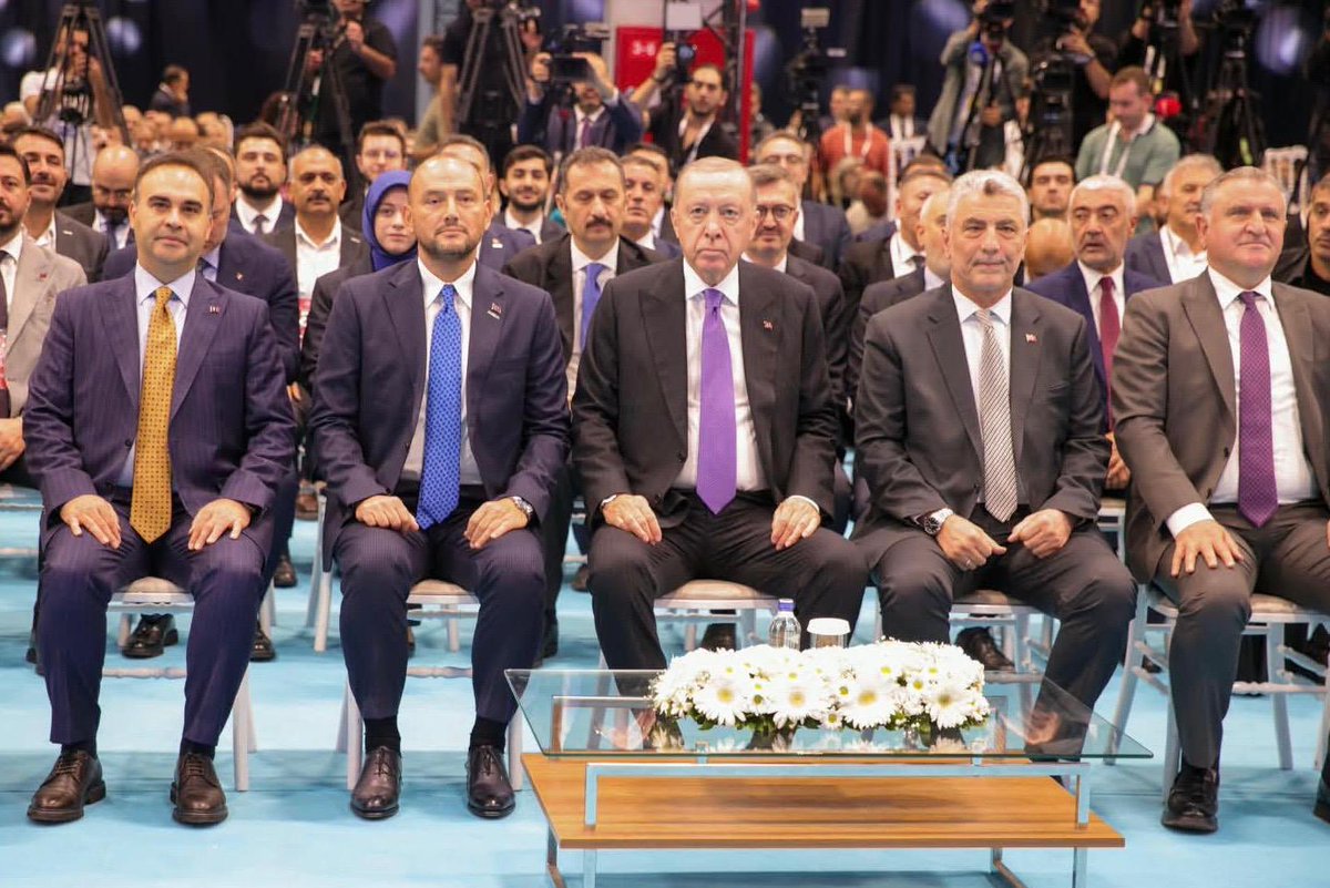 BurhanOzdemirTR's tweet photo. MÜSİAD EXPO 2026 Kapanış Programımızı, Cumhurbaşkanımız Sayın Recep Tayyip Erdoğan’ın (@RTErdogan) teşrifleriyle gerçekleştirdik.

Dört gün boyunca dünyanın dört bir yanından gelen iş insanlarını, ticari heyetleri ve yatırımcıları İstanbul’da buluşturduk; 150 binin üzerinde ziyaretçiye ulaşarak Türkiye’nin en büyük karma fuarı olarak ülkemizin üretim, ihracat ve ticari diplomasi gücünü bir kez daha kanıtladık. Yeni ortaklıklara, kalıcı dostluklara ve somut ticaret köprülerine zemin hazırlayan organizasyonumuzu milletimize yakışır bir başarıyla tamamladık.

İş dünyamıza her daim güç veren, vizyonu ve destekleriyle bizleri cesaretlendiren Sayın Cumhurbaşkanımıza şükranlarımı arz ediyor; organizasyonumuzda emeği geçen tüm yol arkadaşlarıma, kıymetli katılımcılarımıza ve ziyaretçilerimize teşekkür ediyorum.

—

We held the Closing Ceremony of MÜSİAD EXPO 2026, graced by the presence of our President, Mr. Recep Tayyip Erdoğan. Over the course of four days, we brought together business leaders, trade delegations, and investors from across the globe in Istanbul. 

With over 150,000 visitors at Türkiye's largest multi-sector trade fair, we once again demonstrated our nation's strength in production, exports, and commercial diplomacy. We successfully concluded this landmark event, which paved the way for new partnerships, enduring friendships, and concrete trade bridges, with an achievement befitting our nation.

I extend my heartfelt gratitude to our President for continuously empowering our business community and inspiring us with his vision and support; and I sincerely thank all my colleagues who contributed to this organization, as well as our esteemed exhibitors and visitors.
