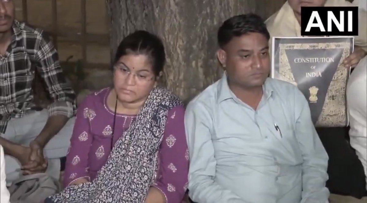 priyanka2bharti's tweet photo. This picture of Sahil's parents makes me cry. They lost their only son, but that wasn’t enough. 

The media and casteist ecosystem, like vultures, have feasted upon the dignity of that innocent boy. They stripped Sahil of his dignity even after death. 

Never forget, never forgive. Just wait for our time.