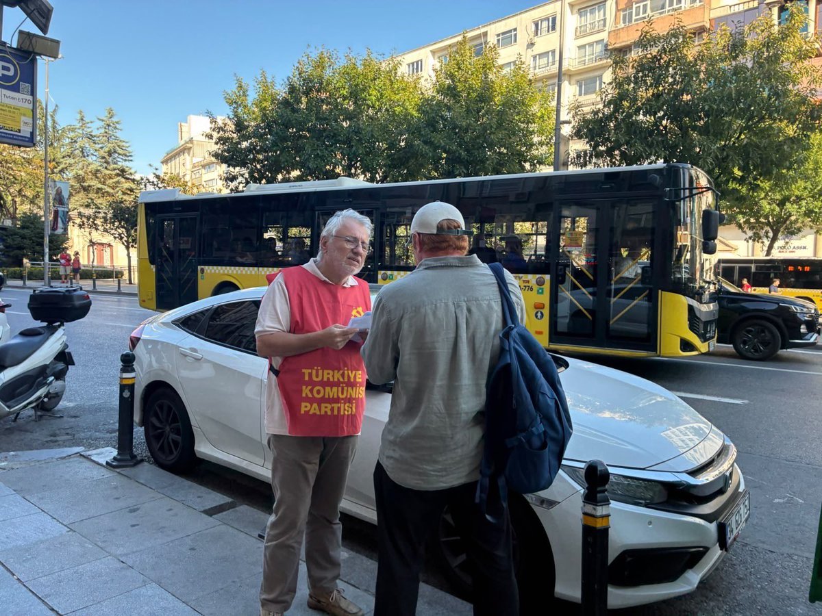 istanbul_tkp's tweet photo. İstanbul’un dört bir yanında bir kez daha bu düzenin böyle sürüp gitmesine izin vermeyeceğimizi haykırdık. 

Halkın sırtından her gün servetine servet katan patronların reva gördüğü koşullar çok ağır. Emekliler
bugün doğru dürüst beslenemiyor, barınamıyor, nitelikli sağlık hizmetine erişemiyor. Aylığıyla geçinemediği için ağır koşullarda çalışmaya devam etmek zorunda kalıyor, iş cinayetlerinde yaşamını
yitiriyor.
