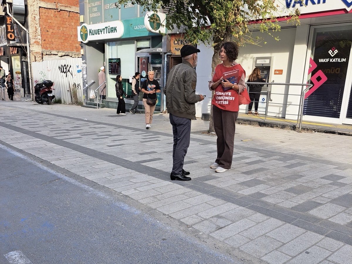 istanbul_tkp's tweet photo. İstanbul’un dört bir yanında bir kez daha bu düzenin böyle sürüp gitmesine izin vermeyeceğimizi haykırdık. 

Halkın sırtından her gün servetine servet katan patronların reva gördüğü koşullar çok ağır. Emekliler
bugün doğru dürüst beslenemiyor, barınamıyor, nitelikli sağlık hizmetine erişemiyor. Aylığıyla geçinemediği için ağır koşullarda çalışmaya devam etmek zorunda kalıyor, iş cinayetlerinde yaşamını
yitiriyor.