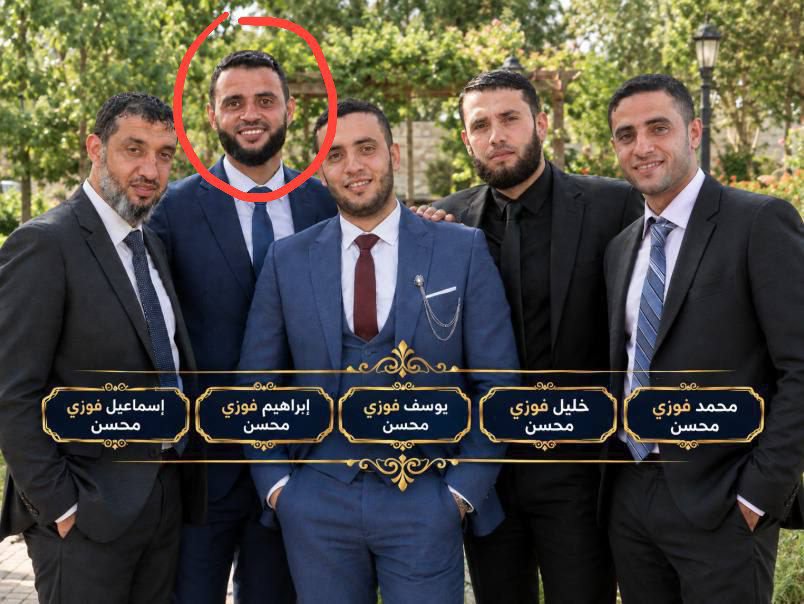 islamasalya88's tweet photo. Dün Gazze’de…

Dört şehit kardeşini özleyen İbrahim Muhsin, geride yalnız kaldıktan sonra onları ziyaret etmek ve mezarlarının başında durmak için mezarlığa gitti.

Ama oradan geri dönemedi…

Siyonist İsrail güçleri onu hedef aldı ve İbrahim şehit oldu. Ardından kardeşlerinin yanına defnedildi.

Onları ziyarete gitmişti…
Onların yanına şehit olarak döndü.