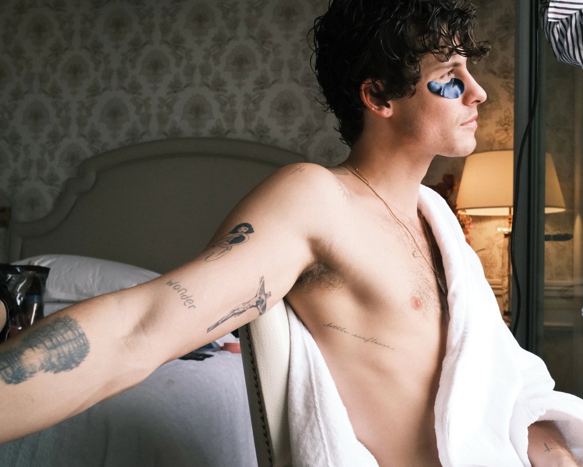 portugalshawnm's tweet photo. 📸 Shawn Mendes fotografado para a Vogue x Gucci. https://t.co/r0PZgux73V