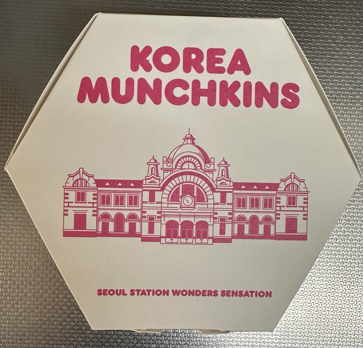 ___MIIHOZE___'s tweet photo. 韓国で買って食べてみたレポ②
ソウル駅のダンキンワンダースのシグネチャー（とは？）행운담던 먼치킨 세트。幸運団子モンチキン？？米粉で作られてるからサクサクで美味しい。いちご味は中にいちごクリーム入ってました。味はいちご、よもぎ、カステラ、チョコ。
機内持ち込み大丈夫でした。 https://t.co/NVCGAxDpQn