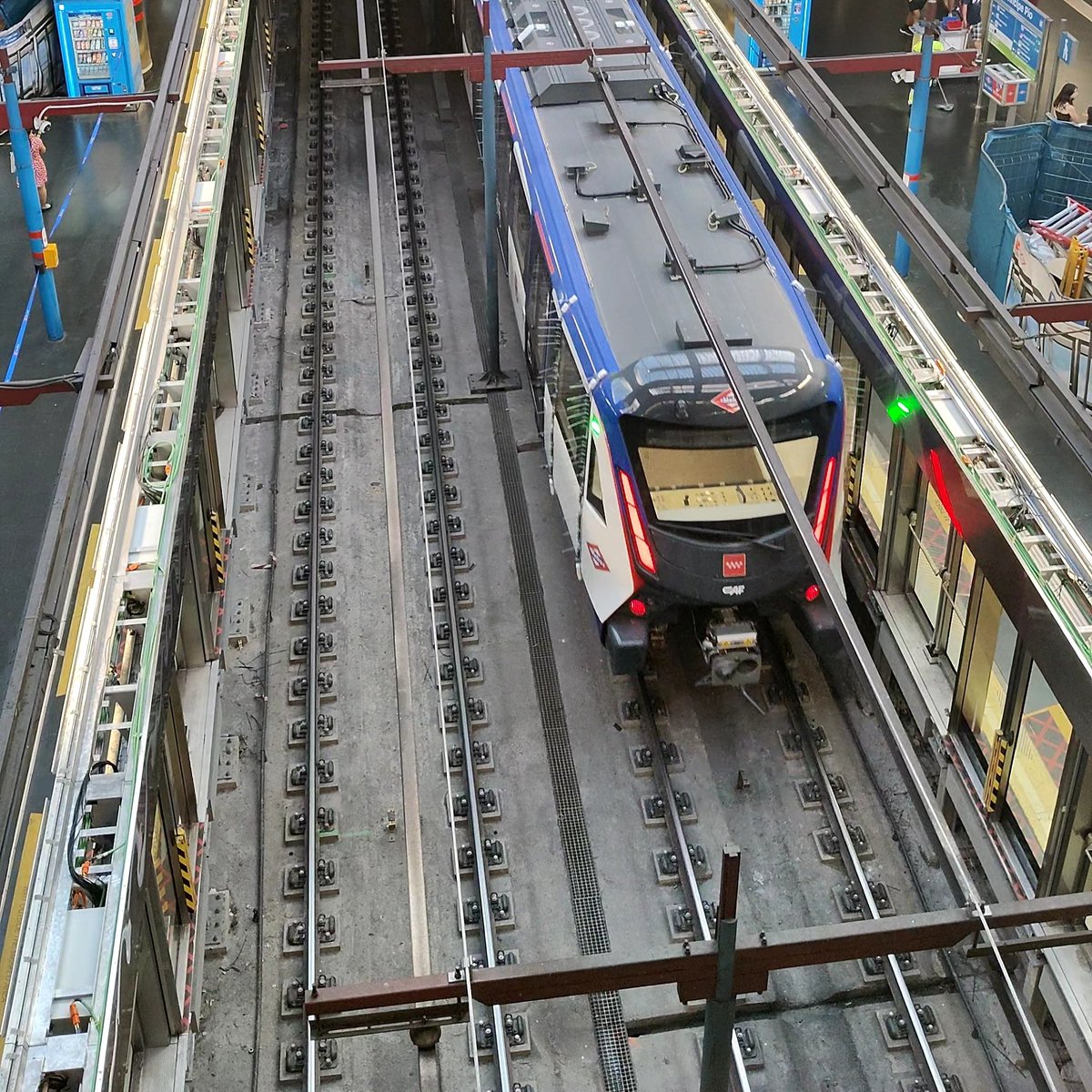 potatoinstaller's tweet photo. Ha costado esperar una hora en Príncipe Pío, pero por fin ha aparecido uno de los nuevos trenes de la serie 10000 https://t.co/moxTxDQvAs